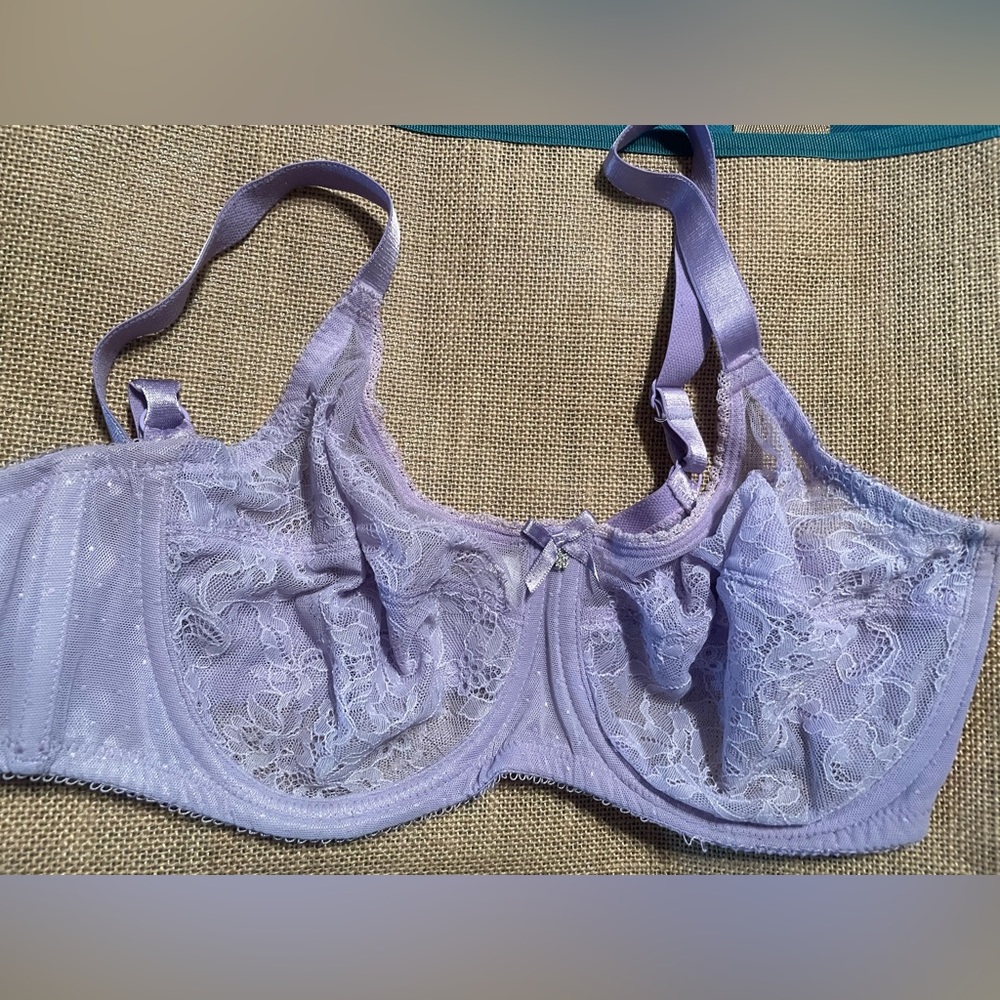 EUC Victoria’s Secret lavender underwire lace bra, size 38C